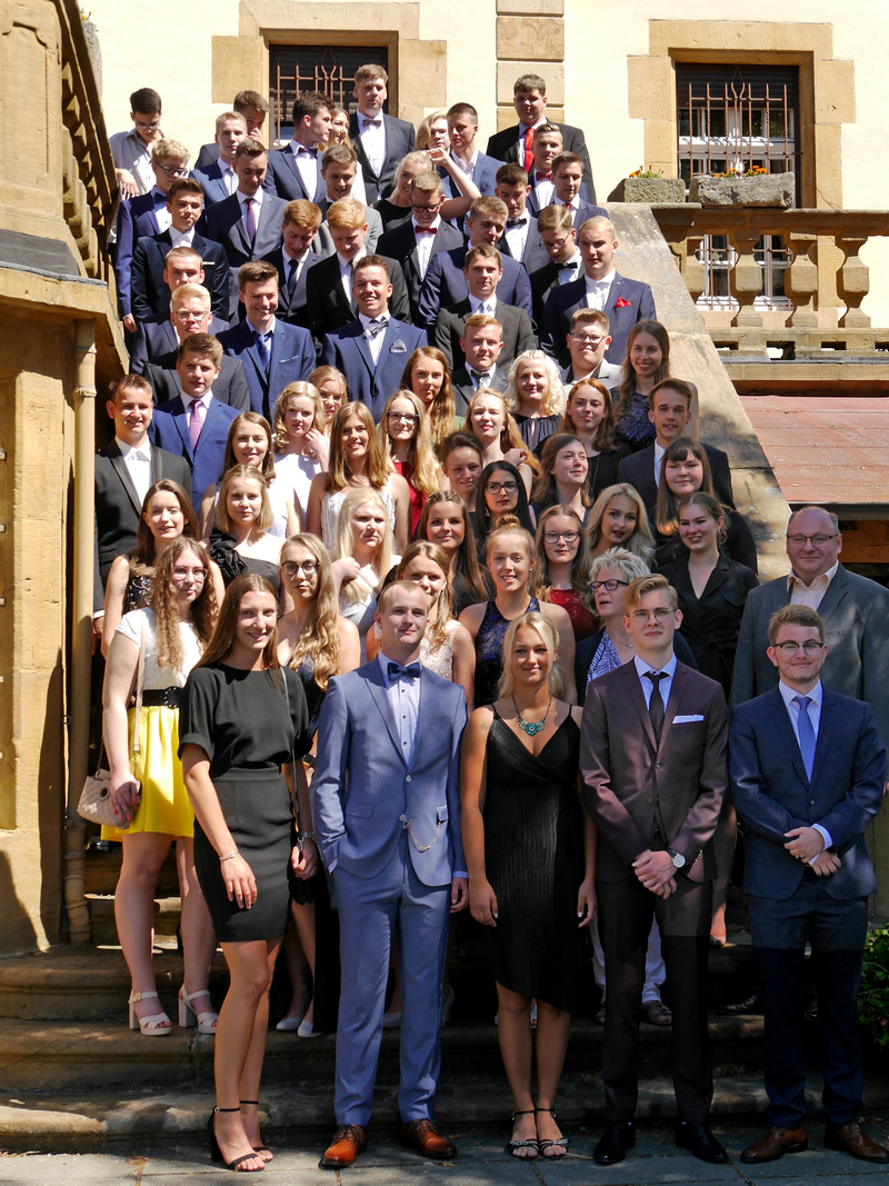Die Schüler des Abiturjahrgangs 2019 mit ihren Jahrgangsstufenleitern Andrea Kasselmann und Martin Bernard.