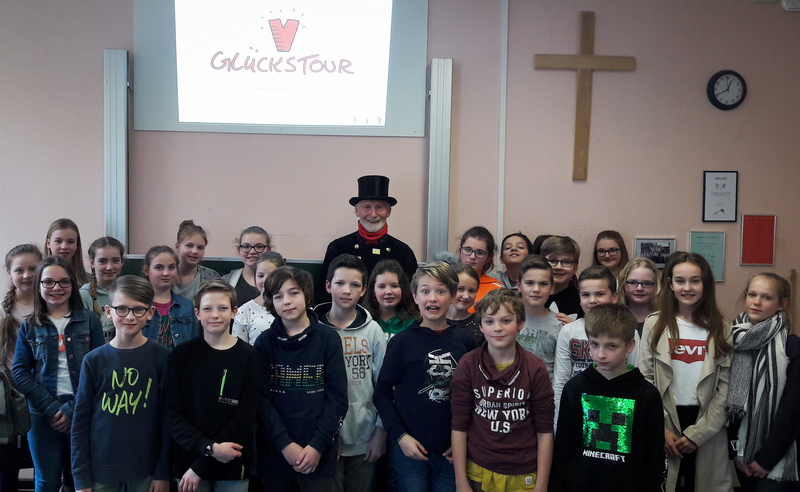 Schornsteinfegermeister Werner Überdick besucht die Klasse 6b.