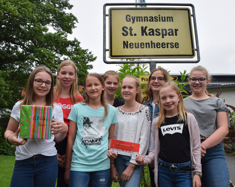 Pauline Kuhaupt, Jana Hillermann, Nora Schnellmann, Anna Überdick, Lena-Marie Fritsche, Jana Steins, Sina Günther und Mara Cebul (v.l.n.r.) zeigen ihre Spendenboxen. Auf dem Foto fehlt Julian Überdick.