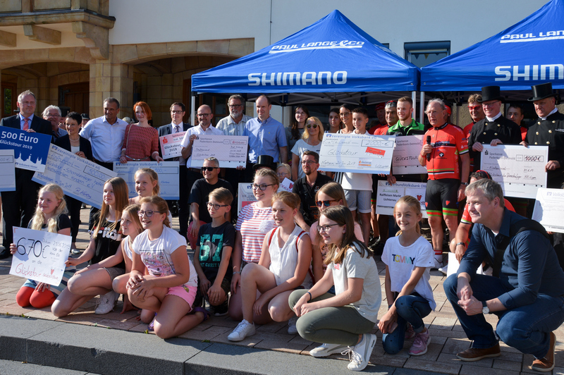 Hohe Spendenbeträge erhielten die Glücksradler in Bad Driburg. Knieend die Schüler des Gymnasiums St. Kaspar mit Lehrer Jörg Lange.