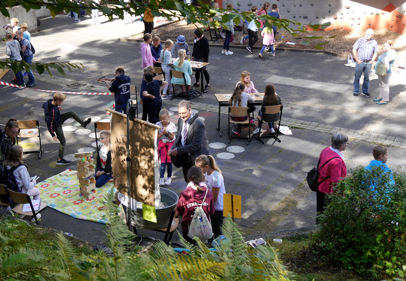 Das bunte Programm beim letzten Schulfest lockte 2019 viele Besucher nach
Neuenheerse. Das für 2021 geplante Fest fiel coronabedingt aus.