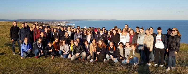 Die Neuenheerser Gruppe mit ihren Lehrern an der Klippe „Beachy Head“.
