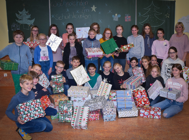 Die Schülerinnen und Schüler der Klasse 6b mit Klassenlehrerin Mareike Clarke und den zahlreichen gesammelten Päckchen.