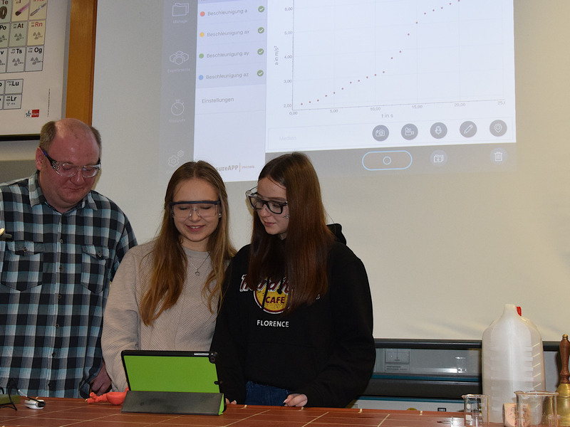 Die Schülerinnen Anna-Sophie Stiene und Jessica Anikin diskutieren mit Chemielehrer Martin Bernard die mit dem iPad über spezielle Sensoren aufgenommene Titrationskurve.