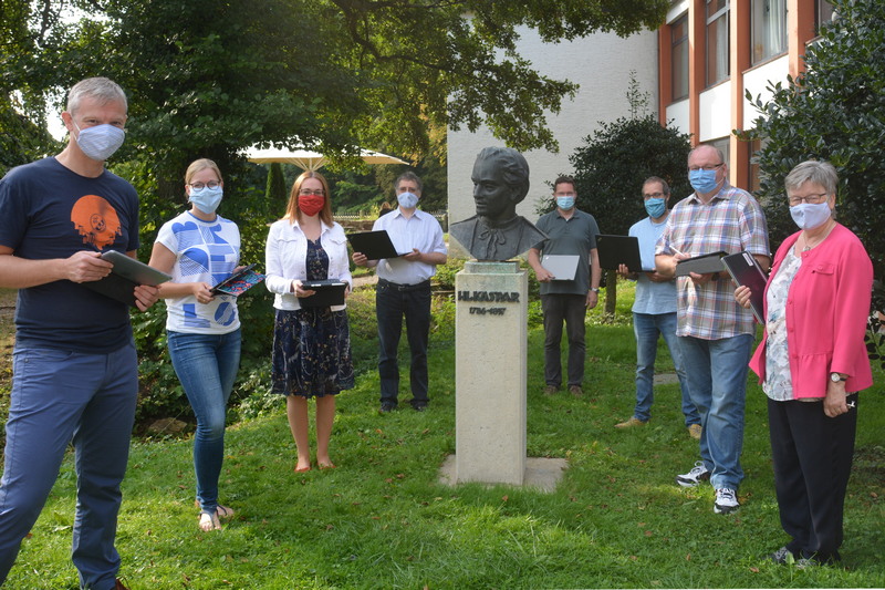 Steuergruppe, Schulleitung und weitere interessierte Lehrerinnen und Lehrer entwickelten das Konzept für den Fernunterricht. V.l.n.r. Jörg Lange, Melanie Homann, Magdalena Blum, Schulleiter Matthias Nadenau, Ulrich Block, Nils Franzen, Martin Bernard und Doris Salmen. Auf dem Foto fehlen Christin Johlen und Reinhard Wegner.