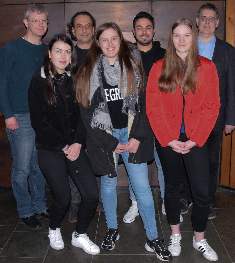 Hamed Alhamed wird begrüßt von (hintere Reihe v.l.n.r.) Lehrer Jörg Lange, Rüdiger Gleisberg (zuständig für das Netzwerk „Schule ohne Rassismus - Schule mit Courage“ beim Kommunalen Integrationszentrum des Kreises Höxter), Schulleiter Matthias Nadenau sowie Vertreterinnen der AG „Schule ohne Rassismus - Schule mit Courage“ (vordere Reihe v.l.n.r.: Jana Hiller, 9a; Corinna Lange, Q1; Sarah Schöning, 9a).