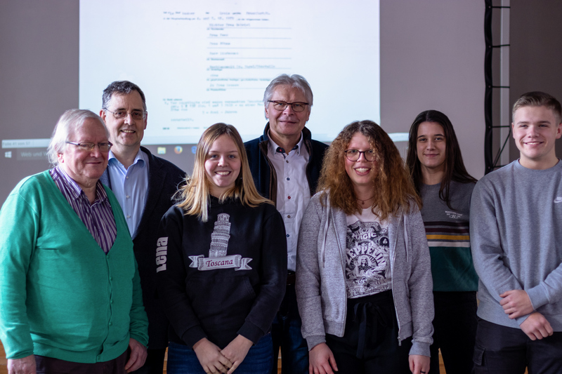 Nach der Veranstaltung tauscht sich Seeberg mit Lehrern und Schülern aus. V.l.n.r.: Burkhard Seeberg, Schulleiter Matthias Nadenau, Lena Gerecke, Burkhard Nickel, Johanna Schlüter, Sarah Manegold und Hannes Fieseler (Foto: T. Kreutzmann).