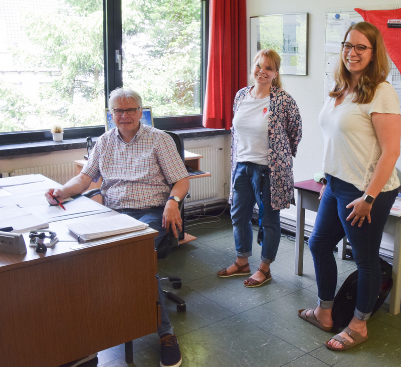 Burkhard Nickel erklärt Gabriele Thanbichler und Kathrin Lingemann, die
seine Tätigkeit in der Oberstufenkoordination fortsetzen, letzte Details.
