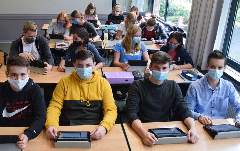 Im Unterricht machen sich Schülerinnen und Schüler aus der Jahrgangsstufe Q1 mit der Nutzung von Logineo vertraut.
