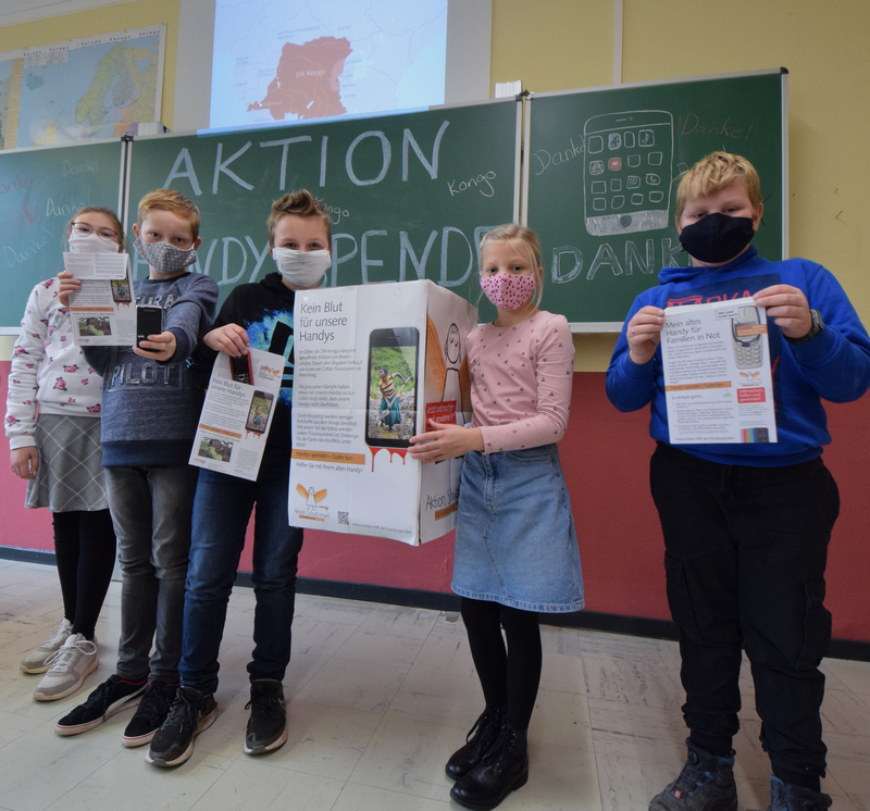Delina Rempel, Lijan Freitag, Fynn Avramovic, Lenora Derksen und Lars Schopohl (v.l.) aus der Klasse 5b unterstützen mit zahlreichen weiteren Schülern die Handyspende.