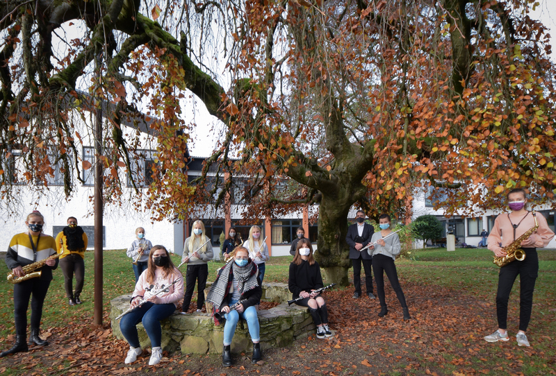 Schulleiter Matthias Nadenau und Musiklehrerin Christin Johlen gratulieren den Schülerinnen
der Klasse 7b. Vordere Reihe v.l.n.r.: Catharina Auffenberg, Jana-Jolin Garbowsky, Sophie Hora, Cristina
Saracino, Julia Grawe, Lilith Münch. Hintere Reihe v.l.n.r.: Musiklehrerin Christin Johlen, Elena Weiß, Marlene
Rustemeier, Stella Schwanitz, Edda Varchmin, Valerie Schmitz und Schulleiter Matthias Nadenau.
