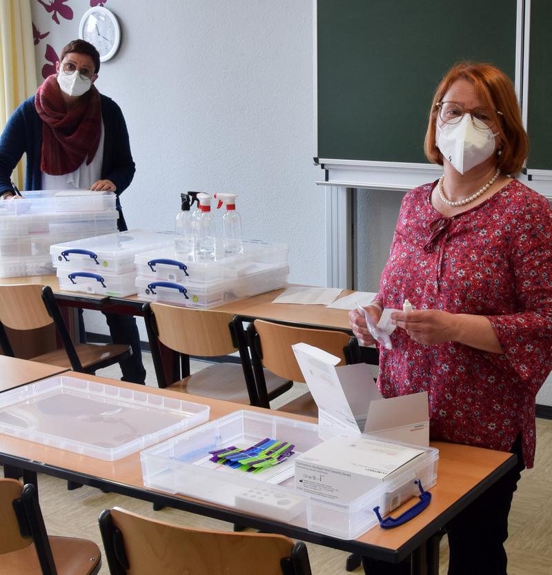 Schulsekretärin Sandra Grau (rechts) bereitet mit Lehrerin Christin Johlen die Corona-Selbsttests für den nächsten Unterrichtstag vor.