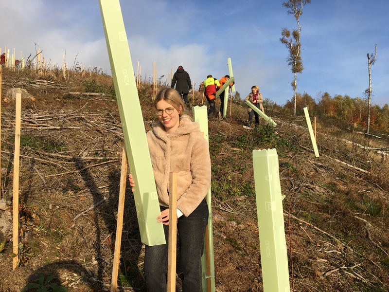 Schülerin Emily Wintermeyer unterstützt die Aktion mit ihren Mitschülern tatkräftig.