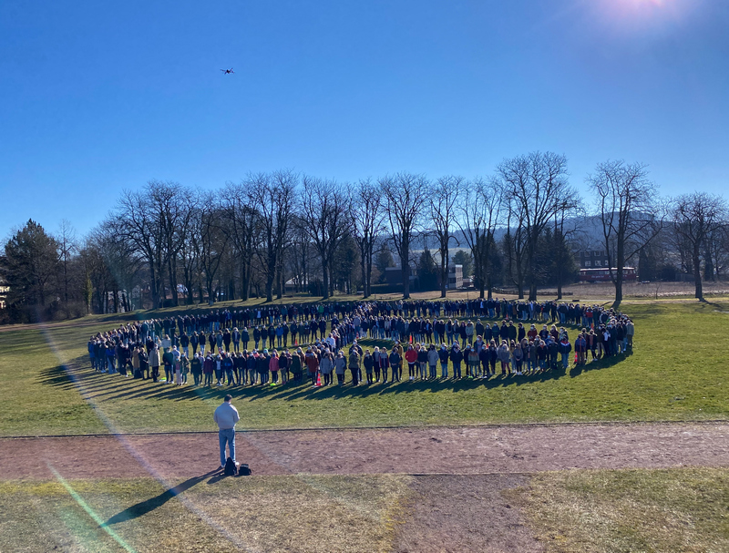 Schüler Robin Lammers steuert die Drohne, die die Szenerie von oben fotografiert.