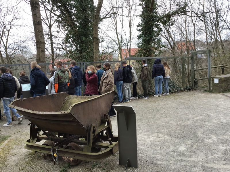 Schülerinnen und Schüler der Klasse 9a besichtigen den ehemaligen Steinbruch am Fuße der Wewelsburg, in dem viele Häftlinge bis zu Erschöpfung und Tod arbeiten mussten.