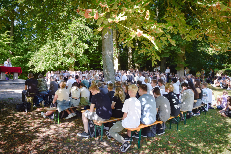 Zum Schuljahresstart wanderten über 400 Schülerinnen und Schüler mit ihren Lehrern von Neuenheerse zur Kluskapelle, um dort einen Gottesdienst zu feiern.