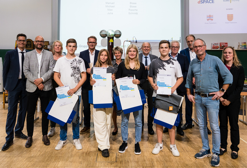 Die Preisträger des Gymnasiums St. Kaspar mit Sponsoren und Ehrengästen.