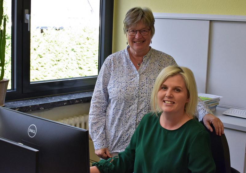 Mareike Clarke (rechts) ist die neue Erprobungsstufenkoordinatorin am Gymnasium St. Kaspar. Doris Salmen (links), die eigentlich schon im Ruhestand ist, unterrichtet übergangsweise noch im Fach Musik.