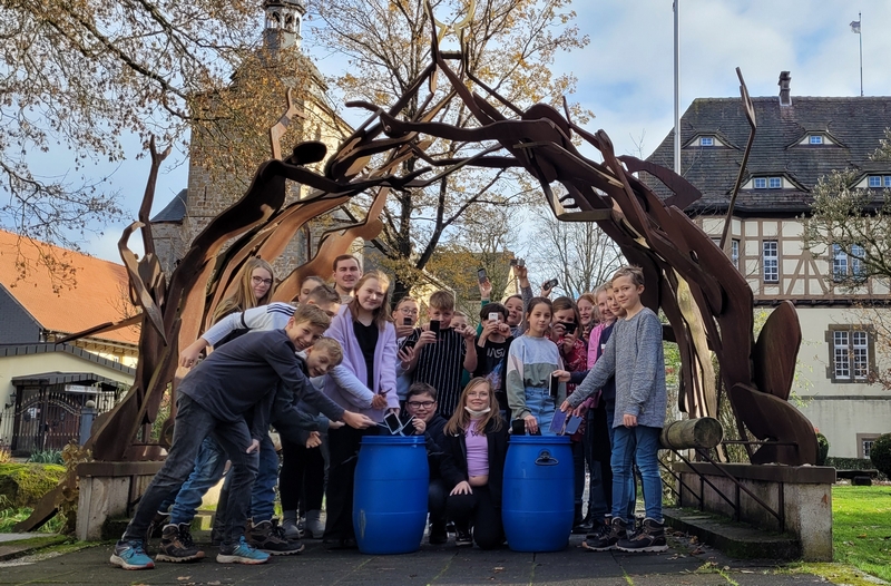 Die Klasse 6b sammelte ungenutzte Handys, welche nun recycelt werden.