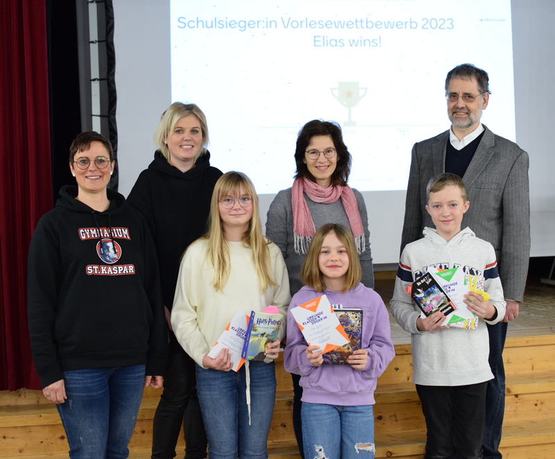 Linea Pastoors, Nika Knoop und Elias Nachtigall (v.l.n.r.) traten beim Schulentscheid gegeneinander an. Ihre Lehrerinnen Christin Johlen, Mareike Clarke und Annette Tisius sowie Schulleiter Matthias Nadenau (hintere Reihe v.l.n.r.) lauschten ihnen.