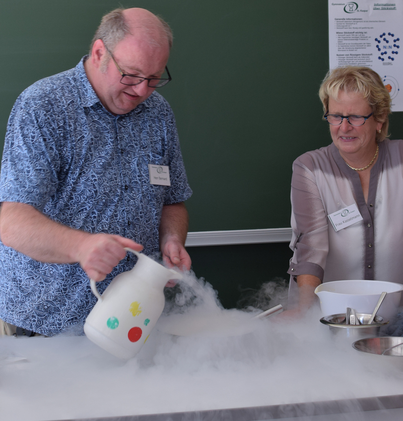 Ein Highlight war sicherlich das von den Lehrern Martin Bernard und Andrea Kasselmann mit flüssigem Stickstoff hergestellte Vanilleeis.