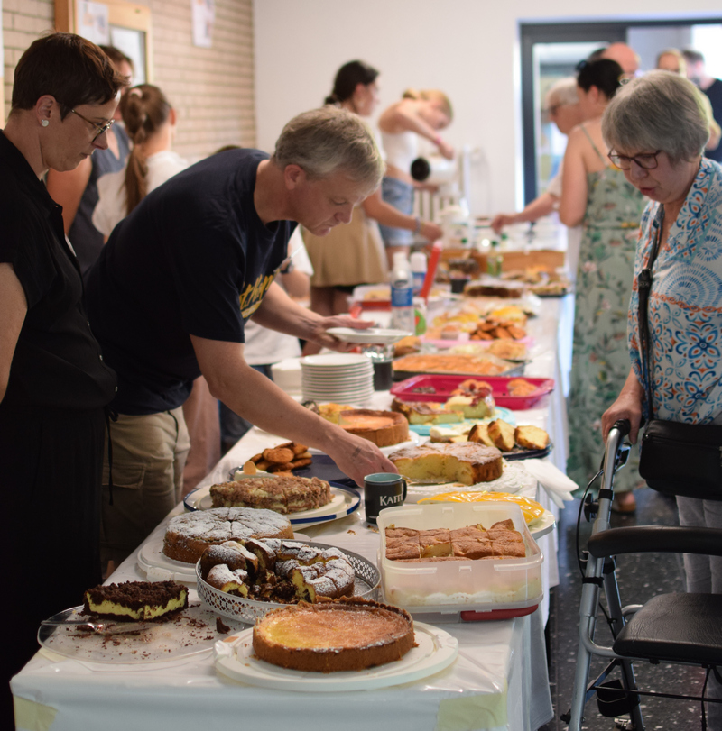Die Kuchentheke war dank zahlreicher Kuchen- und Tortenspenden zu jeder Zeit gut besucht.