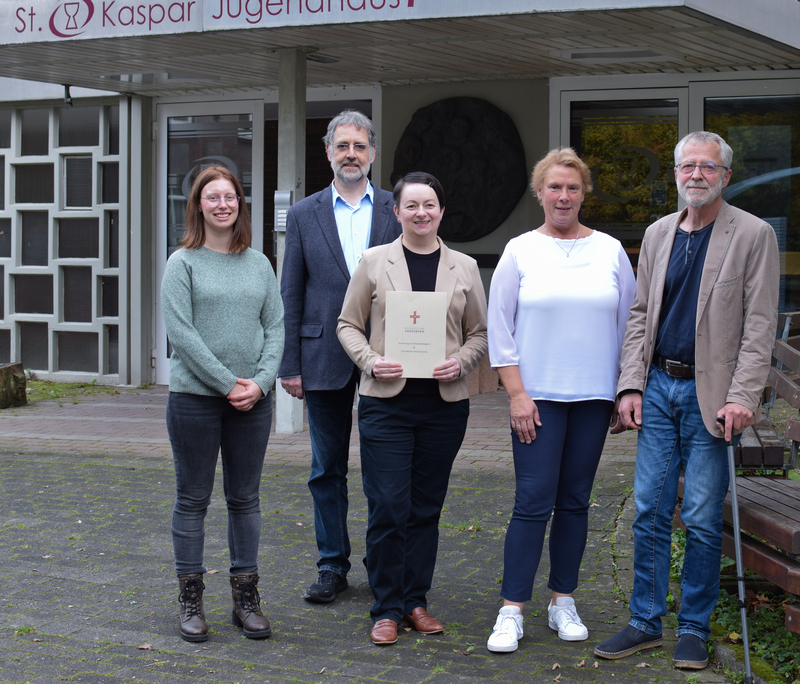 Miriam Herbst-Zeyrek (Mitte) freut sich über ihre Ernennung zur Schulseelsorgerin am
Gymnasium St. Kaspar. Es gratulieren (v.l.) Lea Schmidt (Erzbistum Paderborn), Schulleiter Matthias Nadenau,
Adelheid Büker-Oel (Erzbistum Paderborn) und Pater Thomas Wunram (Rektor von St. Kaspar).