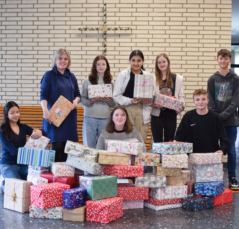 Stellvertretend für die gesamte Klasse 8b zeigen (v.l.n.r.) Anna-Lena Haase,
Klassenlehrerin Mareike Clarke, Aleyna Kilaj-Müller, Catharina Pohl, Sarina Kazemi, Amelie
Schnellmann, Fynn Avramovic und Carl Wiegand einen Teil der Päckchen.