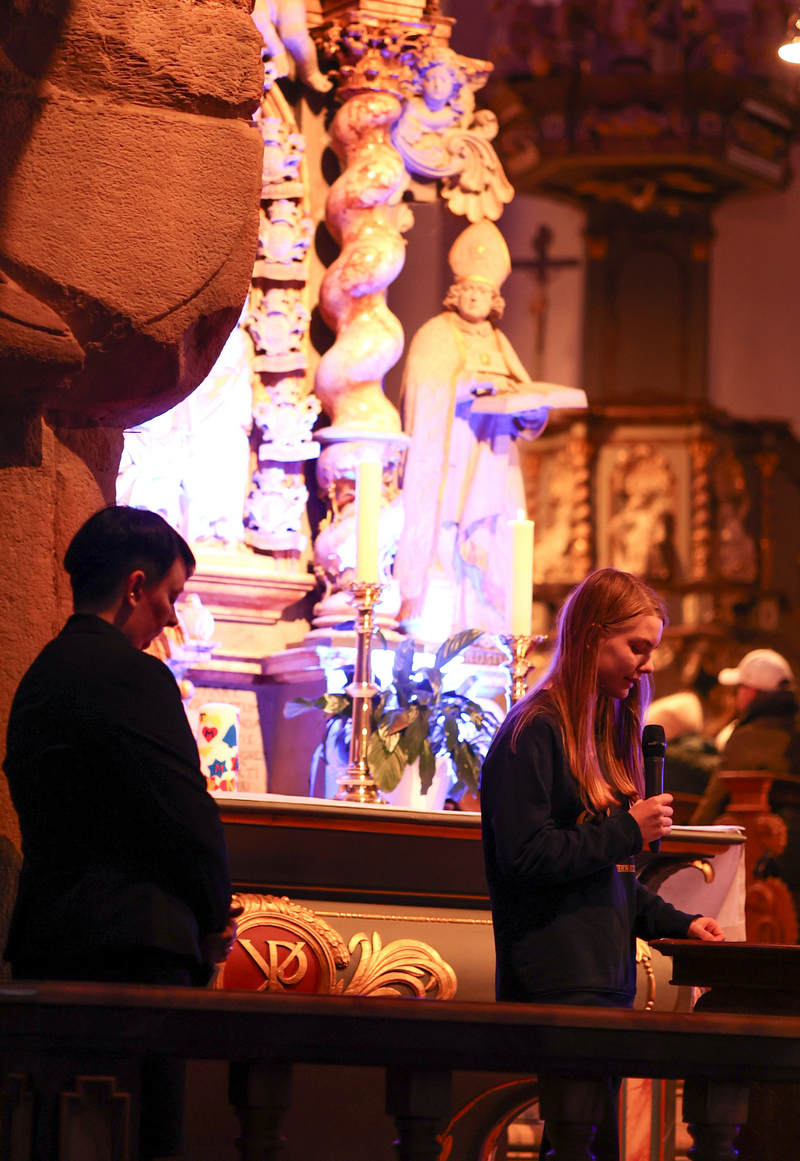 Daria Wischer aus der Schulliturgie-AG schilderte ihre Sicht auf die Weihnachtszeit. Schulseelsorgerin Miriam Herbst-Zeyrek (links) leitet die AG.