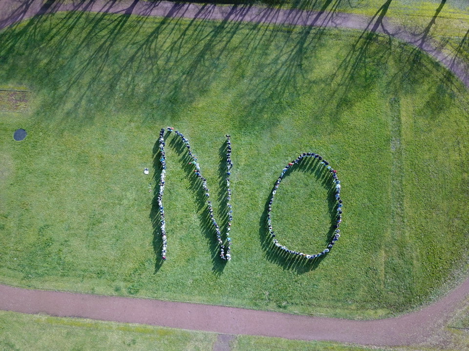 Schülerinnen und Schüler setzen mit ihren Lehrern ein Zeichen gegen Rassismus: #WESAYNO.