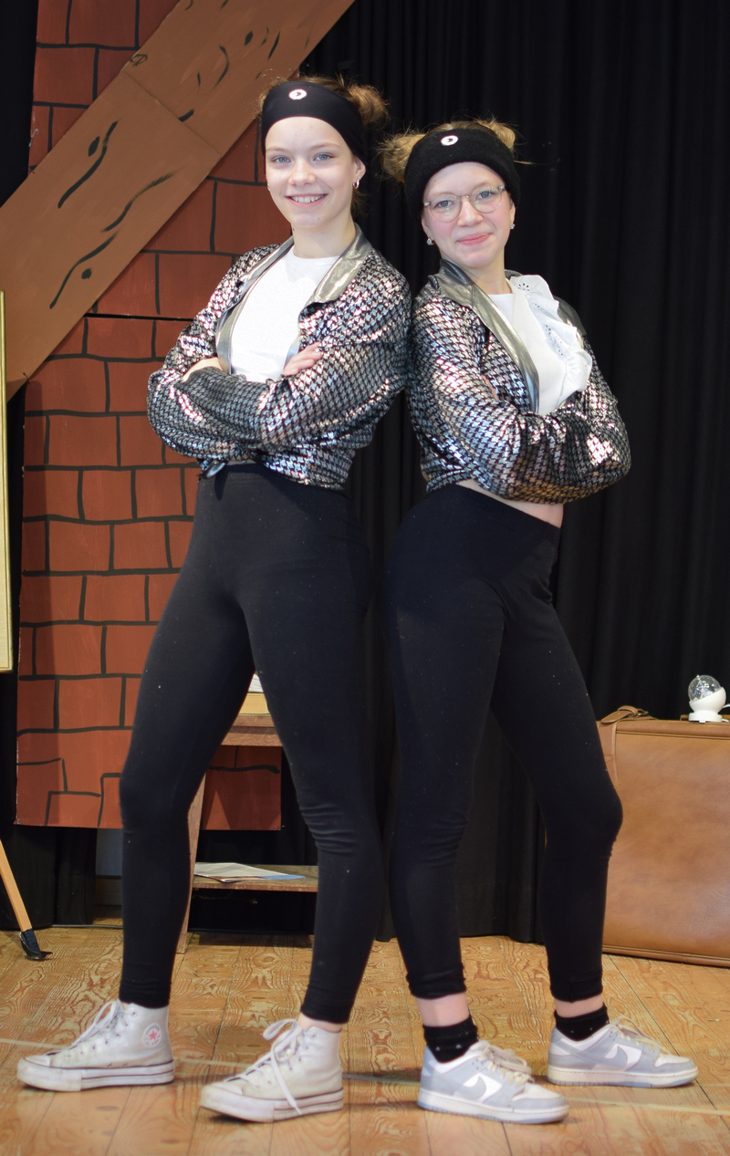 Clony und Bony (Pauline Seifert und Alexandra Diring) tanzen in der Zukunft.
