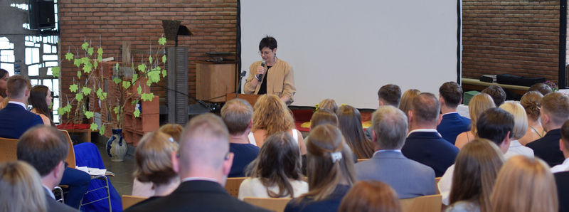 Schulleiterin Christin Johlen verabschiedet den stolzen Abiturjahrgang.