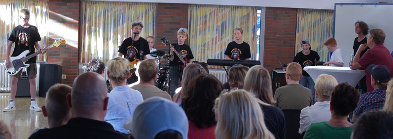 Die Schulband „Monkeys on Fire“ heizt die Aula ein.