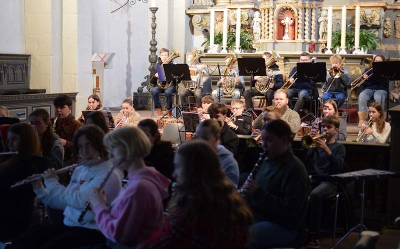 Im vergangenen Jahr begeisterte das Orchester aus Bläser-AG und Bläserklasse 6 mit weihnachtlichen Liedern.